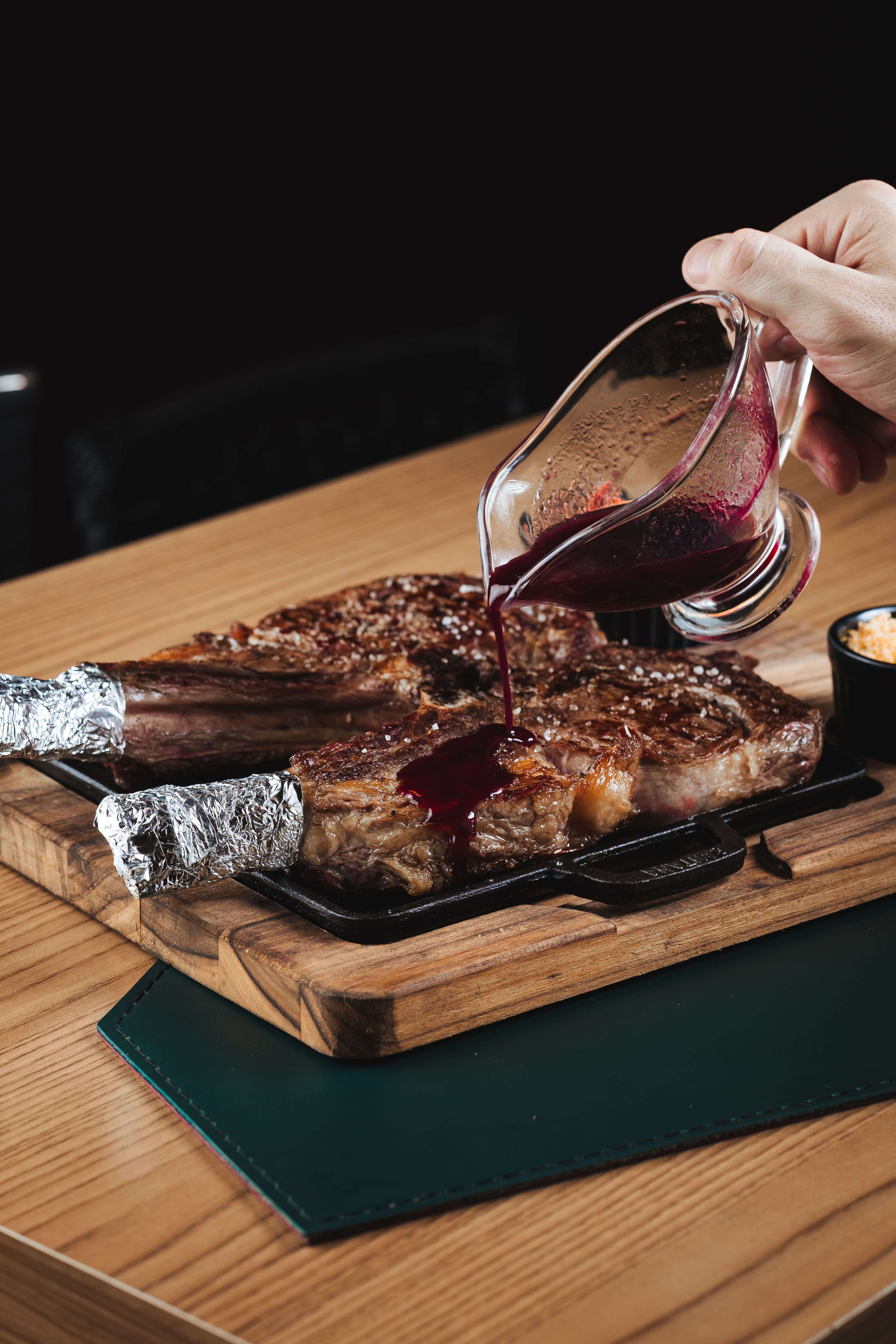 Pepper and red wine sauce